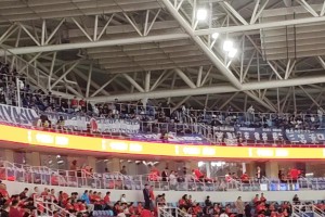 气势上震慑对手！日本客队看台距离中国主队看台仅几米之隔