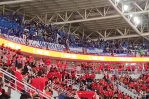 要碰一碰？！日本球迷看台也燥起來了