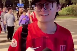 为了豪哥！街访国足球迷：期待蓉城球员发挥 输日本3个内能接受