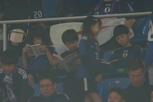 这么卷吗❓️日本小球迷在白鹭体育场内看书