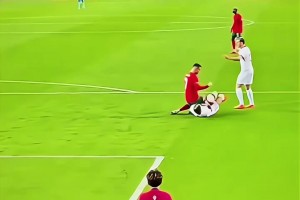 C罗和对手禁区上演抱摔，被贴身凶悍防守