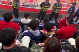 这次文明点了，穿日本球衣的球迷被请出主队看台