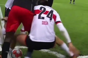 足球赛场那些拖延时间名场面，哈兰德和摇子一分钟造4角球