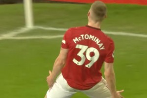 超巨失误！埃德森手抛球发球失误，麦克托米奈直接吊射空门得手