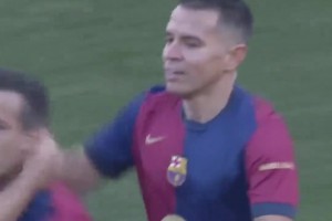 传奇赛上，哈维的传球依旧充满想象力！