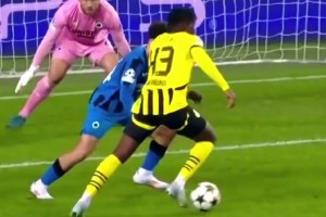 这球太漂亮了！吉腾斯连续踩单车过人后精彩兜射破门！