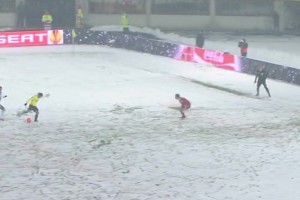 男人永远是少年！法尔考进球后与队友打雪仗庆祝