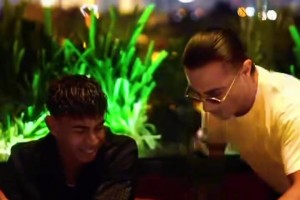 亚马尔在迪拜度假，享受烤肉时光