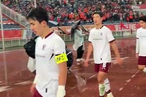 韩国光州FC球员赛后鞠躬致谢泰山球迷，给北看台青年们整不会了