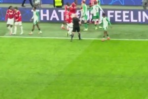 看台视角：终场哨响后，米兰球员与费耶​​诺德球员发生冲突