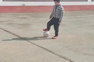 孩童模仿詹俊：“枪迷们hold得住嘛，怎能不泪流满面呢”