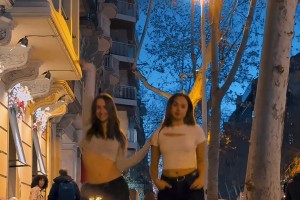 申花2025主场开门红，两位外籍美女献舞一曲
