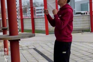大家帮忙看看，这么练头球对吗??