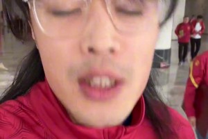 董老厮：今儿碰一大哥，说他头球那是一绝
