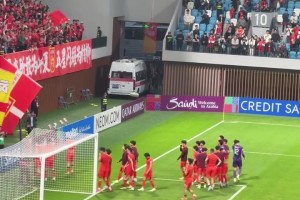 赛后队员谢场时，球迷齐唱《水手》给予队员们鼓励