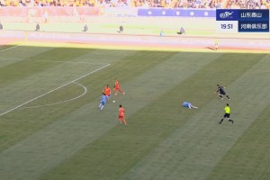 太鲁莽了！王大雷出击踢倒刘鑫瑜，VAR介入后改判直红