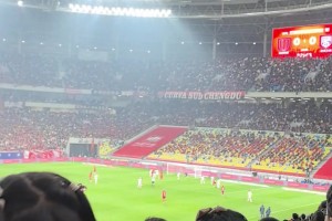 圆梦!湖南患病小球迷林子金现场观战中超，现场球迷用爱将他包围