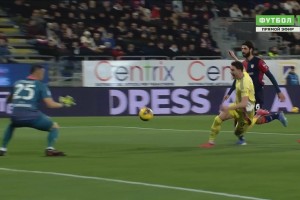 是点球吗？弗拉霍维奇单刀杀入禁区！射门时倒地主裁判没有表示！