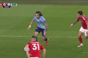 太可惜了！卡拉菲奥里转身过掉对手抽射击中立柱！