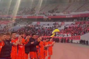 泰山队迎中超新赛季首场胜利，球员球迷共同跳跃庆祝