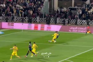 可惜了！C罗妙传队友后上演蝎子摆尾射门失败