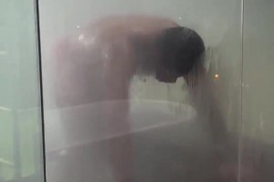 绿巨人胡尔克在桑拿房训练出来后直接泡冰浴，这身体素质太强了