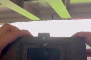 曼联死忠在老特拉福德拿出130年前的相机！历史的厚重感瞬间浮现