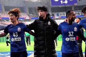 申花主场拿下川崎前锋，赛后小将刘诚宇收到球迷送的球星卡