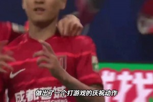 此刻他一定穿着心爱的球鞋，在另一个世界奔跑着