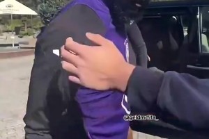 遭批评！吕迪格拒绝球迷搭肩合影：你不用碰我