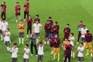国足客场0-1负于沙特！赛后谢场国足向远道而来的中国球迷致意！