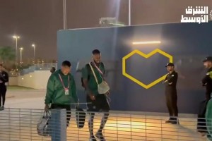 中沙之战一触即发！沙特球员已经抵达沙特国王大学体育场