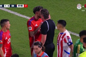 踢球还是打架？智利落后巴拉圭后疯狂拼抢，最终无缘世界杯
