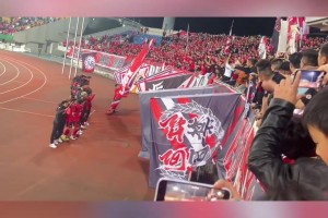 青年军！蓉城B队中乙首胜，赛后与球迷热情互动