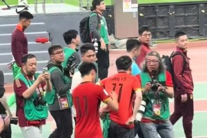亲和力！王钰栋谢场给球迷签名！