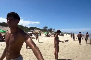 兄弟+海滩+足球=男人的快乐