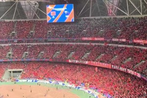 直击现场！球迷已经基本全部入场，放眼望去一片红！