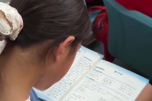现在学生压力都这么大的吗？现场看国足也在赶作业