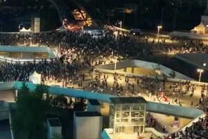 国足结束超7万人散场，画面十分震撼！