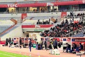 泰山丢第三球后，崔康熙喝了一口水压压惊