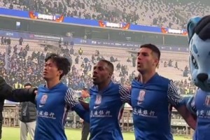 再次逆转取胜，申花众将赛后与现场球迷兴奋庆祝！