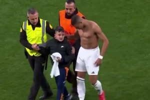 太暖了！姆巴佩弯腰听小朋友讲话！网友：1.6亿的姆巴佩全是优点