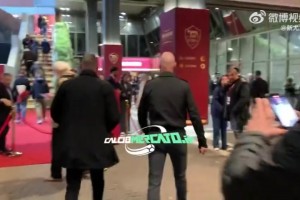 人群中最亮的光头：腾哈格现身尤文罗马比赛现场
