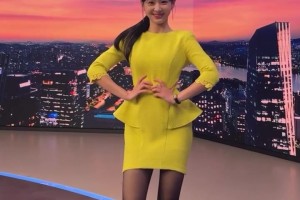 大家不光是来看足球的！韩国Sport TV女主持人气质优雅笑容纯真