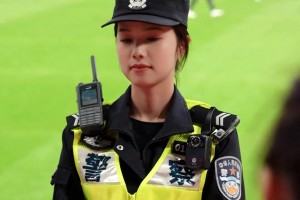 这颜值这气质！上海德比大战赛场上的新警小姐姐，警花没跑了