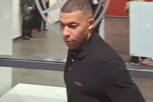 赛后皇马四巨头离场时情绪低落，不过均表示回到伯纳乌能完成翻盘