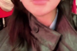 真勇❗️申花女球迷在海港球迷群中，偷偷露出申花球衣