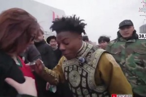 蒙古女粉丝让甲亢哥在她胸部上签名
