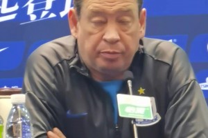 斯卢茨基:路易斯依旧是重要一员，零封和轮换的前提是拿下比赛