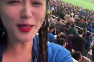 于汉超打进扳平进球，看台上的申花美女球迷可激动坏了！